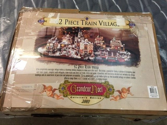 Vintage Grandeur Noel 42 Piece Train Village 2001 Christmas Village