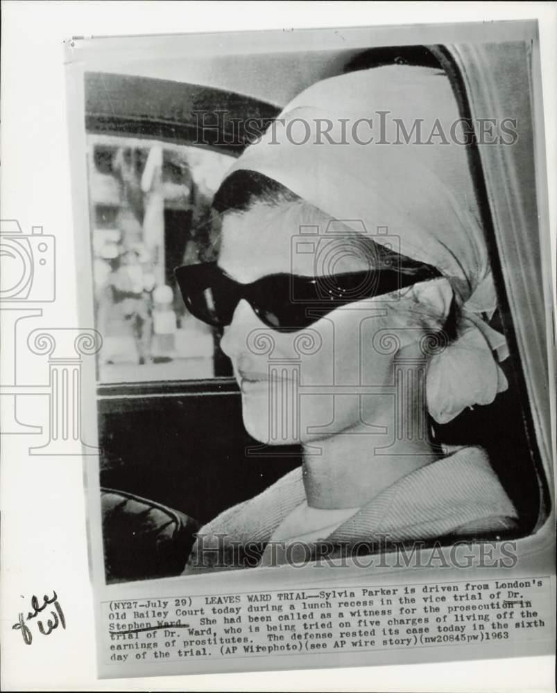 1963 Press Photo Sylvia Parker leaves Dr. Stephen Ward\'s vice trial in London.