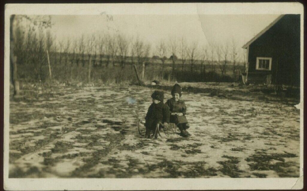 VINTAGE THOMPSON ND RPPC REAL PHOTO POSTCARD CHILDREN ON SLED FARM  1914 81521 Q