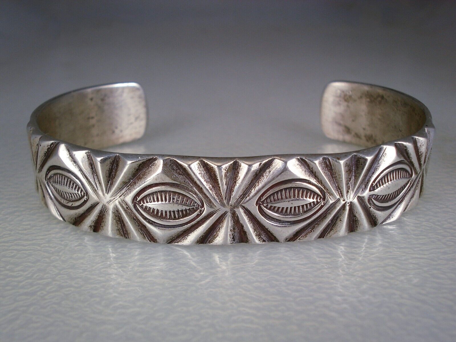 EXTRAORDINARY OLD NAVAJO HAND FILED & STAMPED STERLING SILVER BRACELET