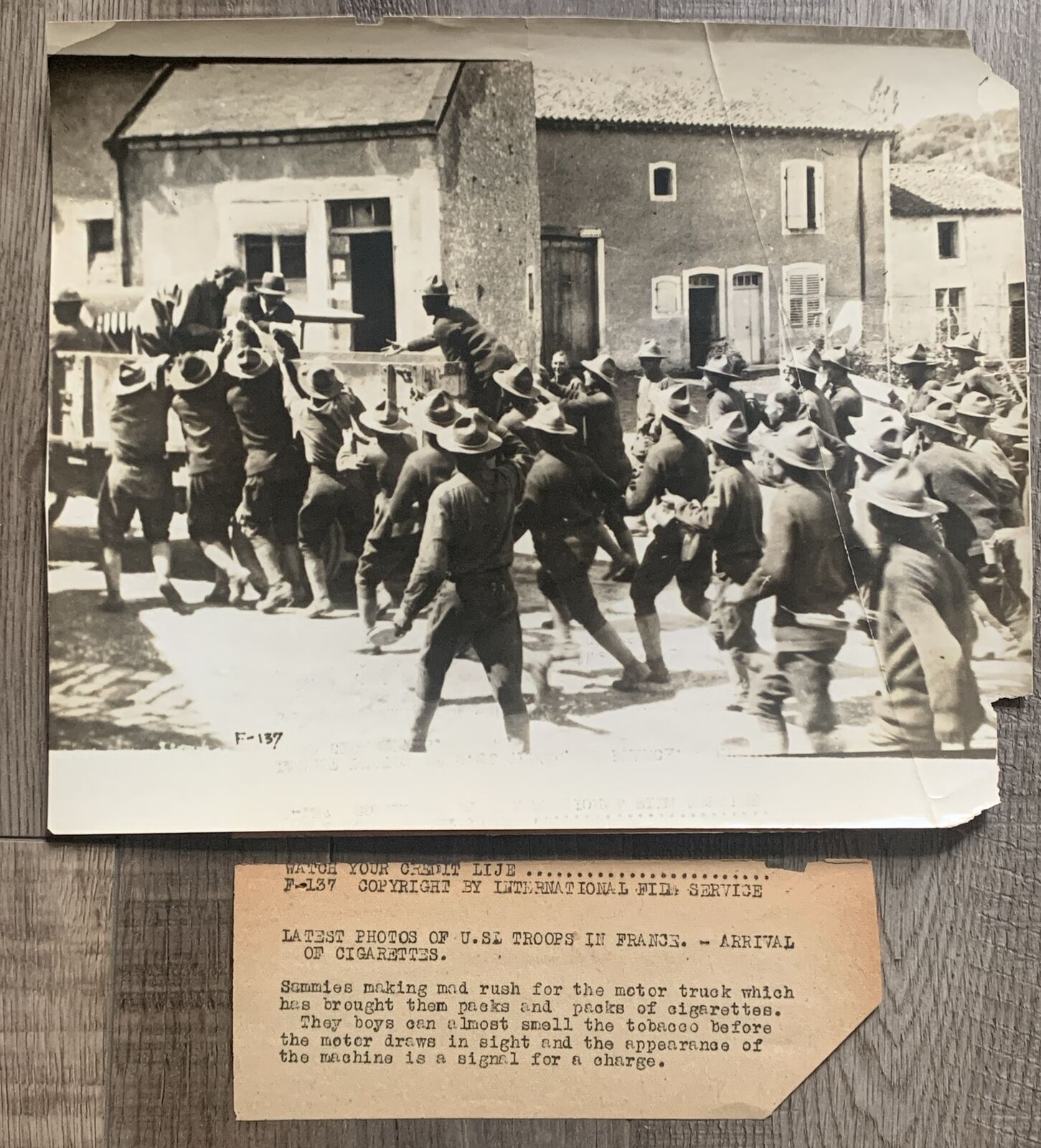 Vtg Press Photo WWI ~1917 US Troops Soldiers in France ‘Arrival of Cigarettes’