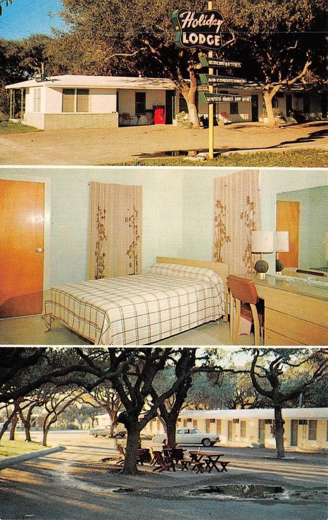 Rockport, TX Texas  HOLIDAY LODGE  Motel Room  ROADSIDE Aransas County  Postcard