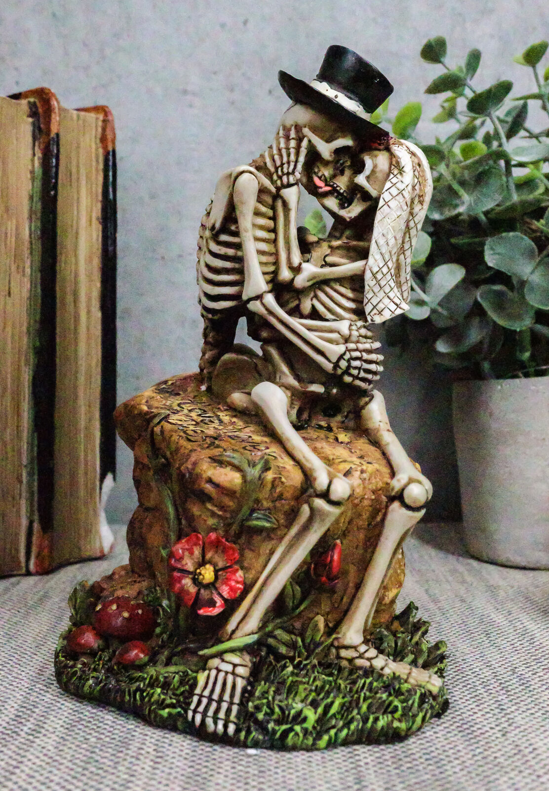 DOD Love Never Dies Wedding Skeleton Couple Kissing In The Garden Statue 6\