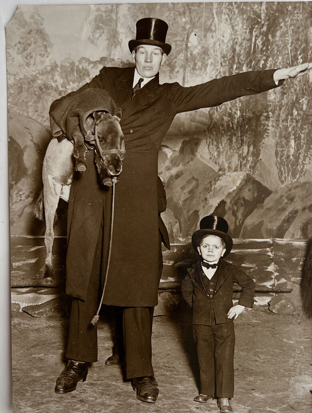 1 Photography Freak Show Captain Gulliver And Mayor Moth Calvin 1930 OLYMPIA