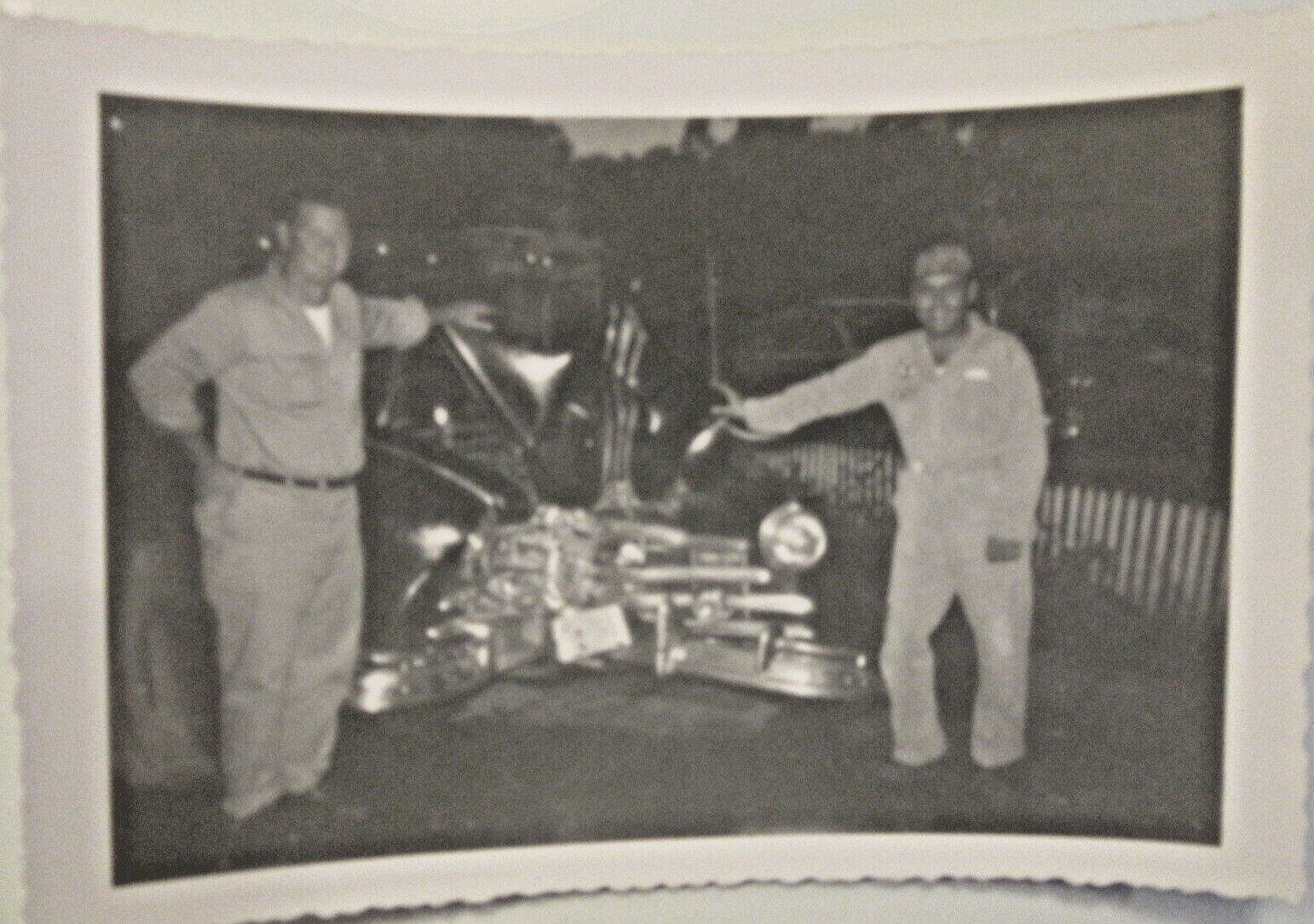 1948 PONTIAC, wreck, b&w photo 5 1/8\