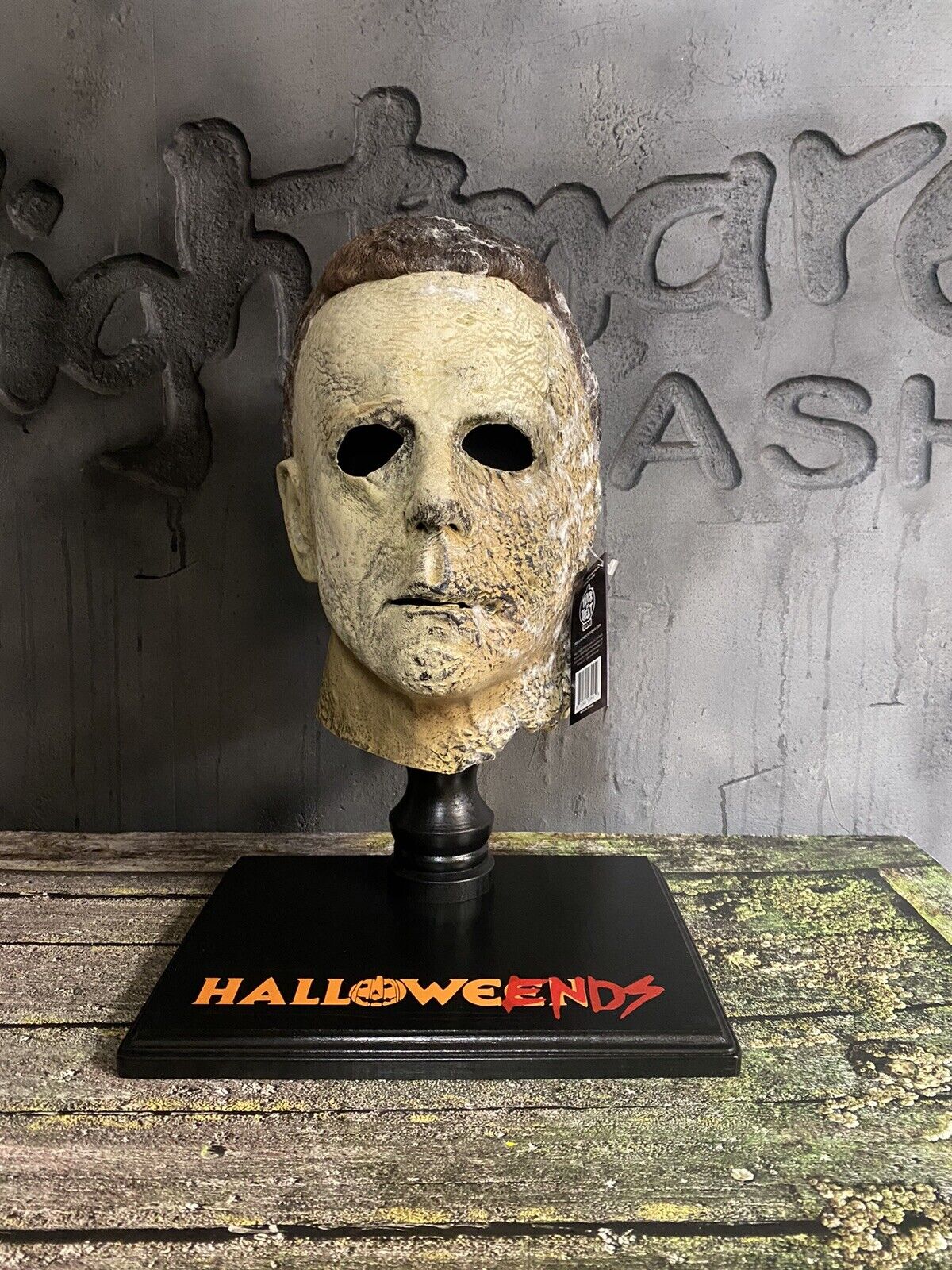 Halloween Ends Michael Myers Mask Stand Display Movie Prop Collectible Display