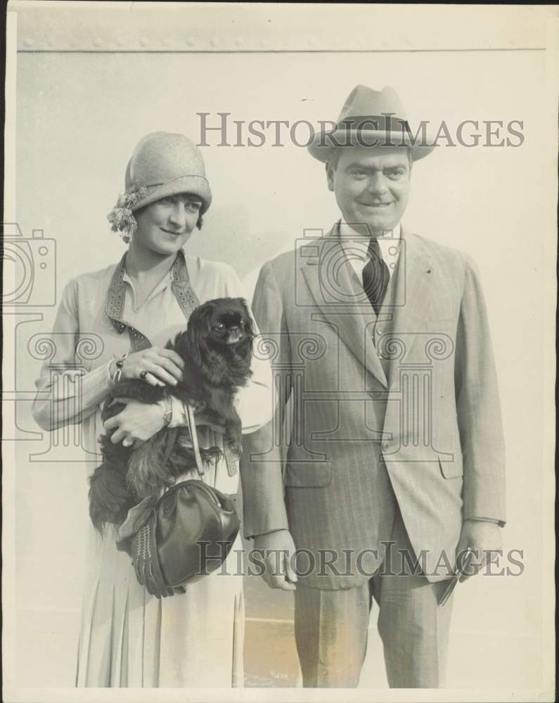 1927 Press Photo Leon Fraser with his wife and dog \