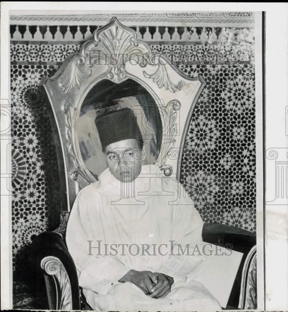 1961 Press Photo King Moulay Hassan II of Morocco Sits on Throne - lra81698