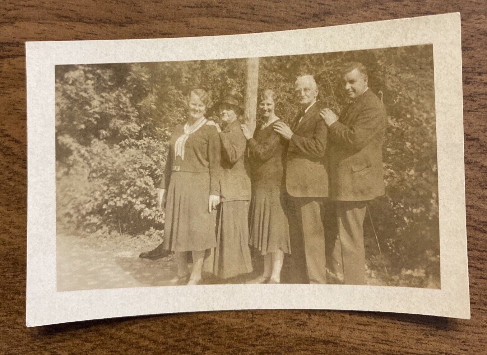 1920s Women Men Family Touching Shoulders Fashion Original Snapshot Photo P8p17