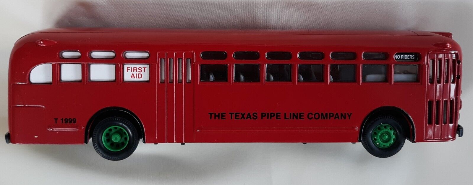 Rare Texaco /Texas Pipe Line Co.   G.M. Crew Bus Corgi 1:50 Scale Die Cast New