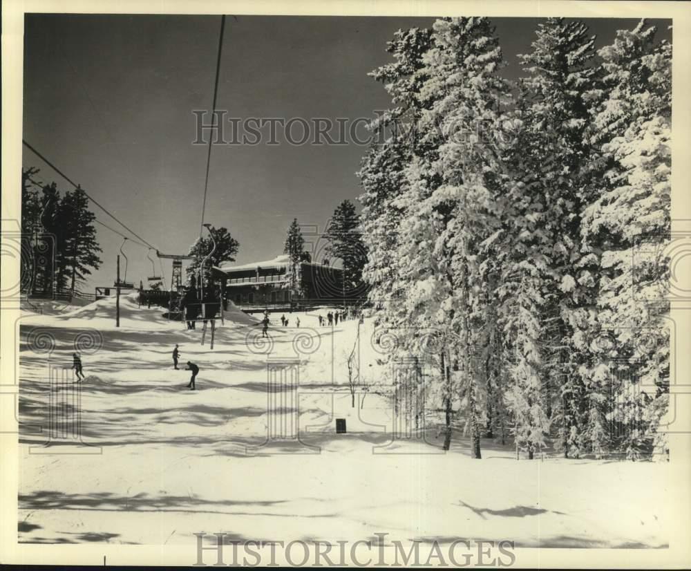 1968 Press Photo Skiers and Chairlift at United States Ski Resort - hpa18187