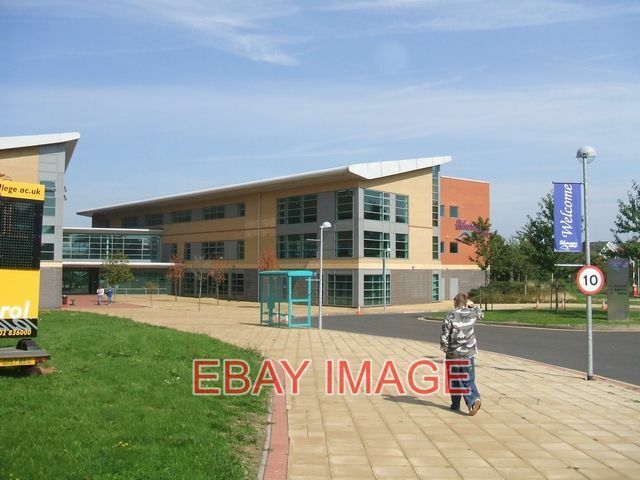 PHOTO  WOLVERHAMPTON COLLEGE BILSTON ENROLMENT DAY AT THIS NEWLY BUILT FURTHER E