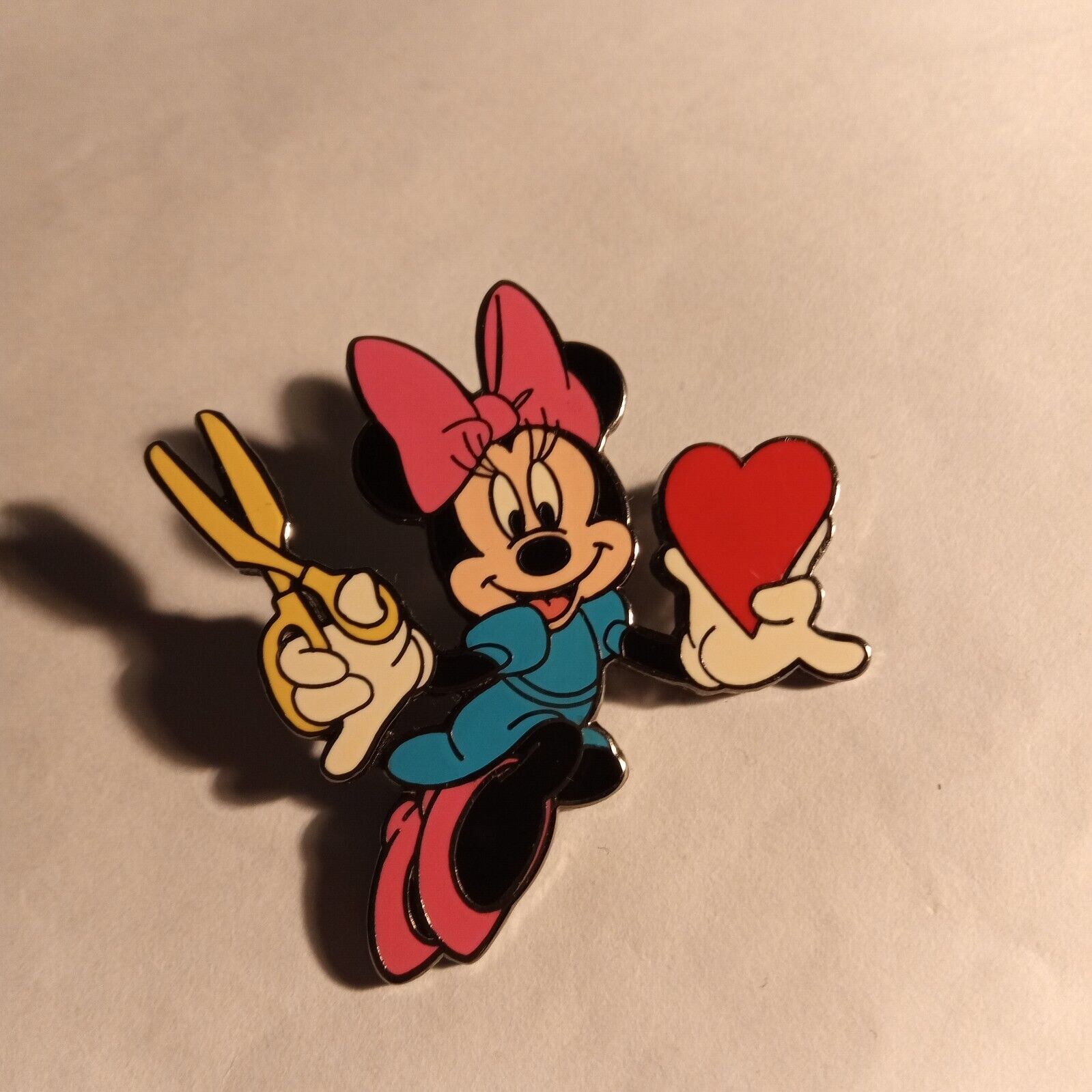 Disney,s 2001 W/Valentine Only Have One LE 2500 Pin 3875