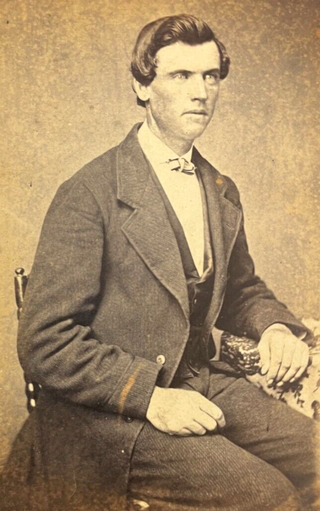ANTIQUE CDV PHOTO WELL-DRESSED SEATED MAN CIVIL WAR 2 CENT STAMP  1861-1865 GOOD
