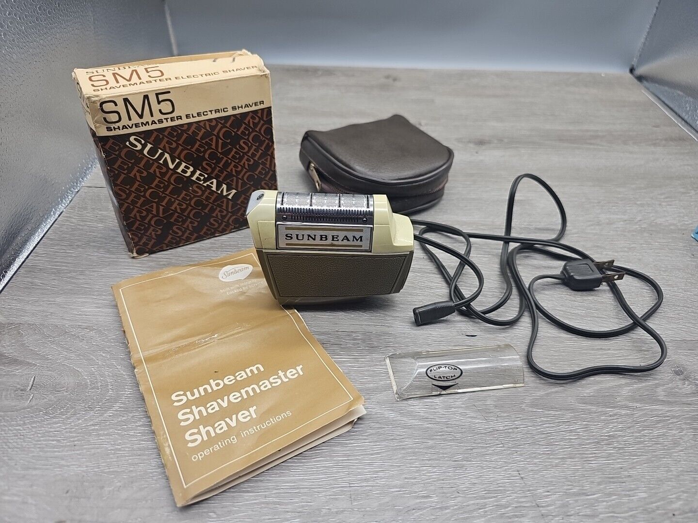 SUNBEAM SHAVEMASTER MODEL SM5 MENS ELECTRIC SHAVER 1972  Works