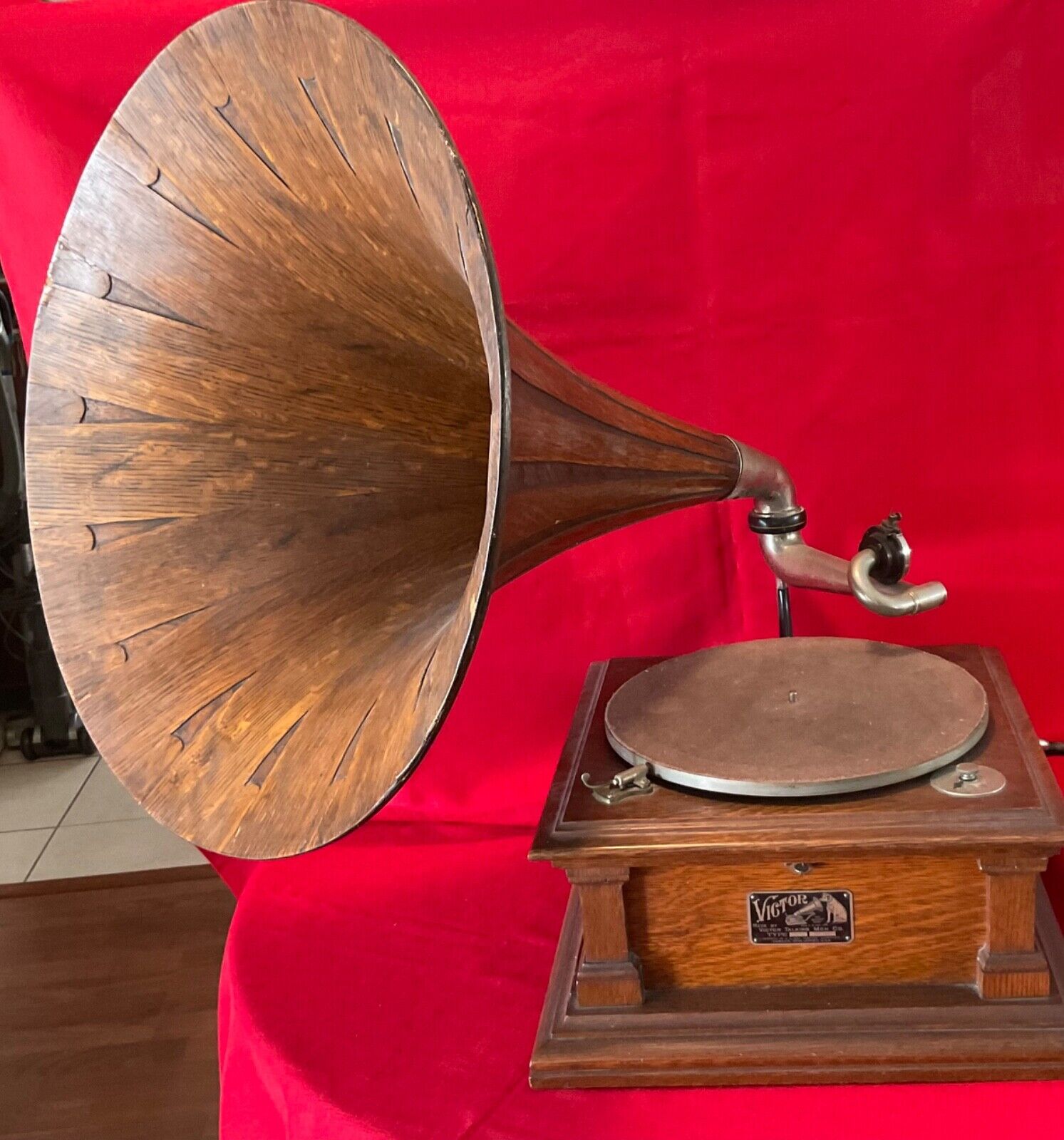 Antique Victor V disc phonograph With Oak Spear Tip Horn
