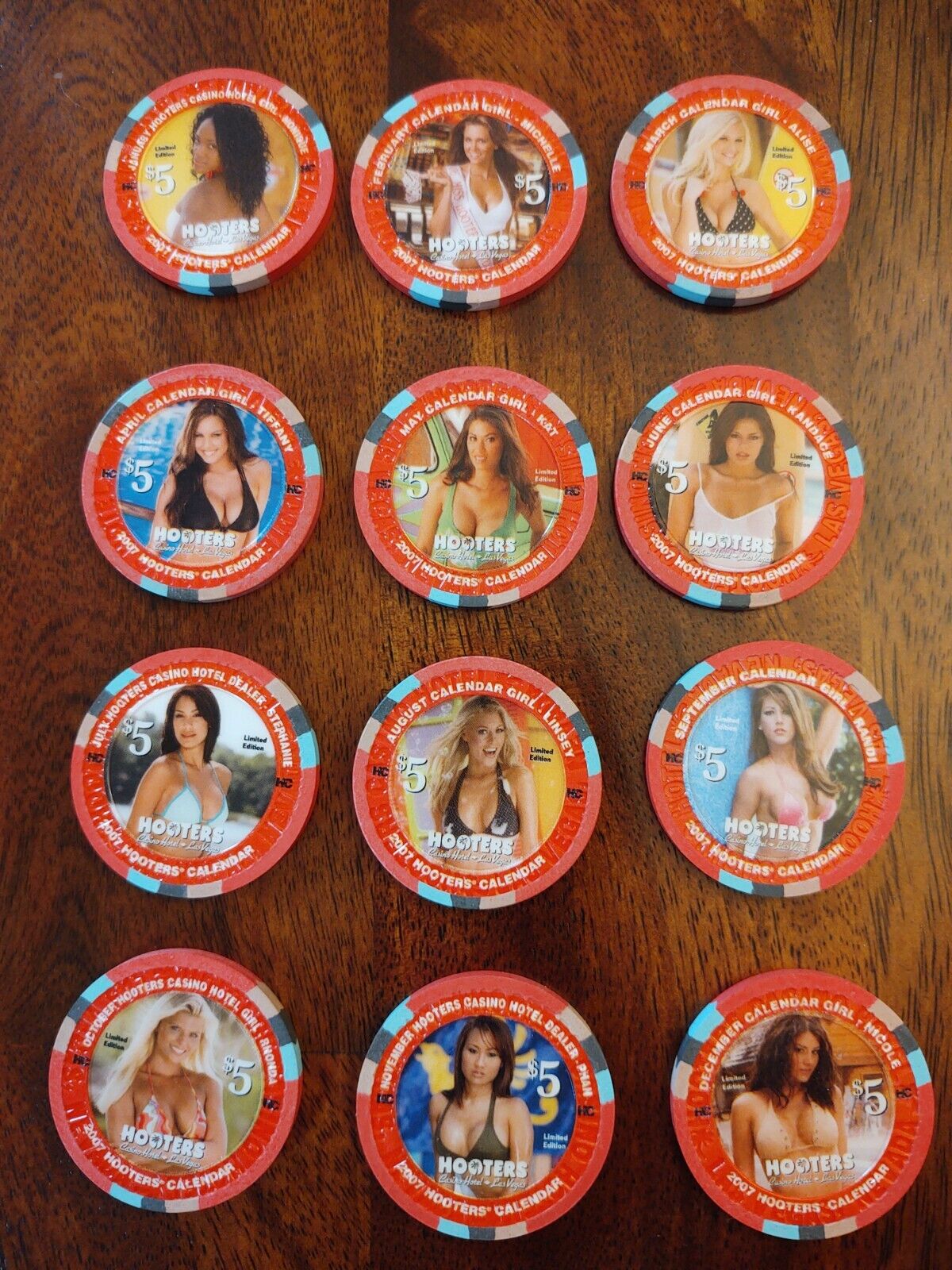 HOOTERS LAS VEGAS CHIPS $5 COMPLETE 2007 CALENDER GIRL CASINO CHIP SET