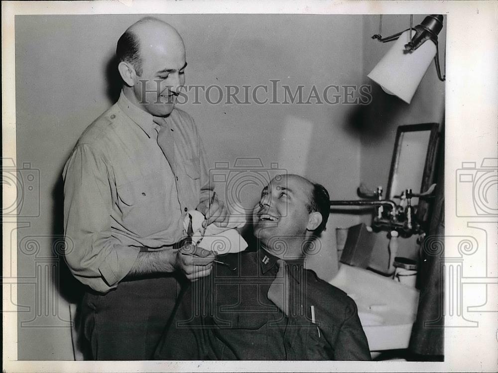 1944 Press Photo Capt William Onak & George Cernak in Britain