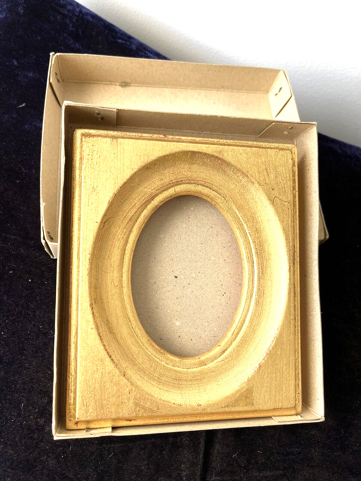 VTG  GORGEOUS GOLD FRAME WITH OVAL OPENING, OSS, ORIG BOX. GOLD PAINTED WOOD,