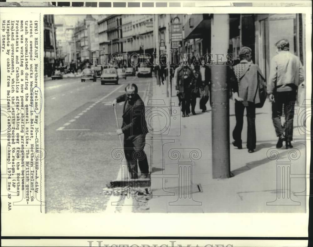 1974 Press Photo Belfast street sweeper cleans accumulated strike trash