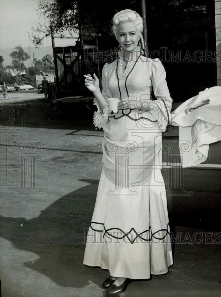 1955 Press Photo Marilyn Maxwell takes coffee break on set of 