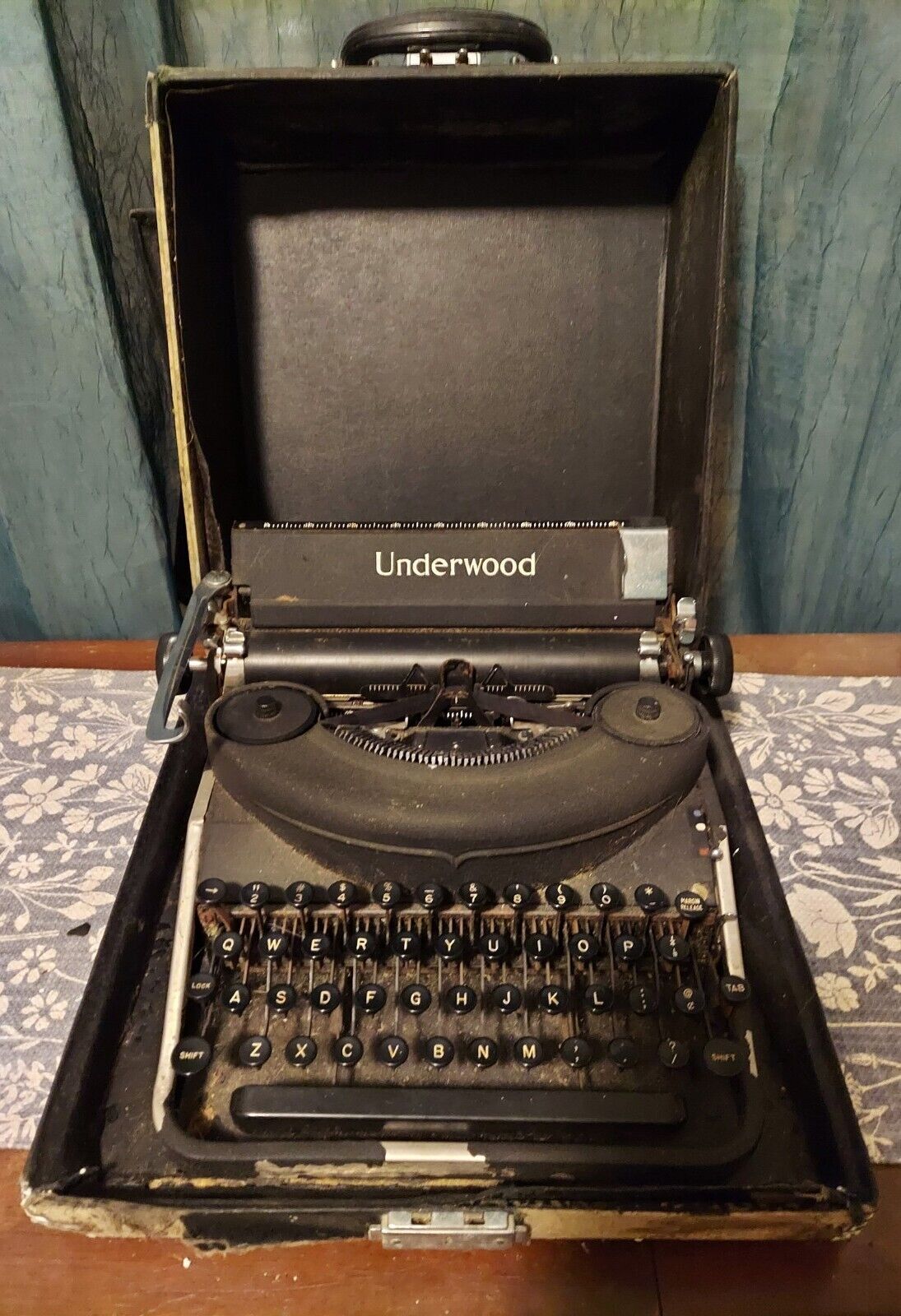 Vintage  1940s Underwood Noiseless Portable Typewriter In Original Case Untested
