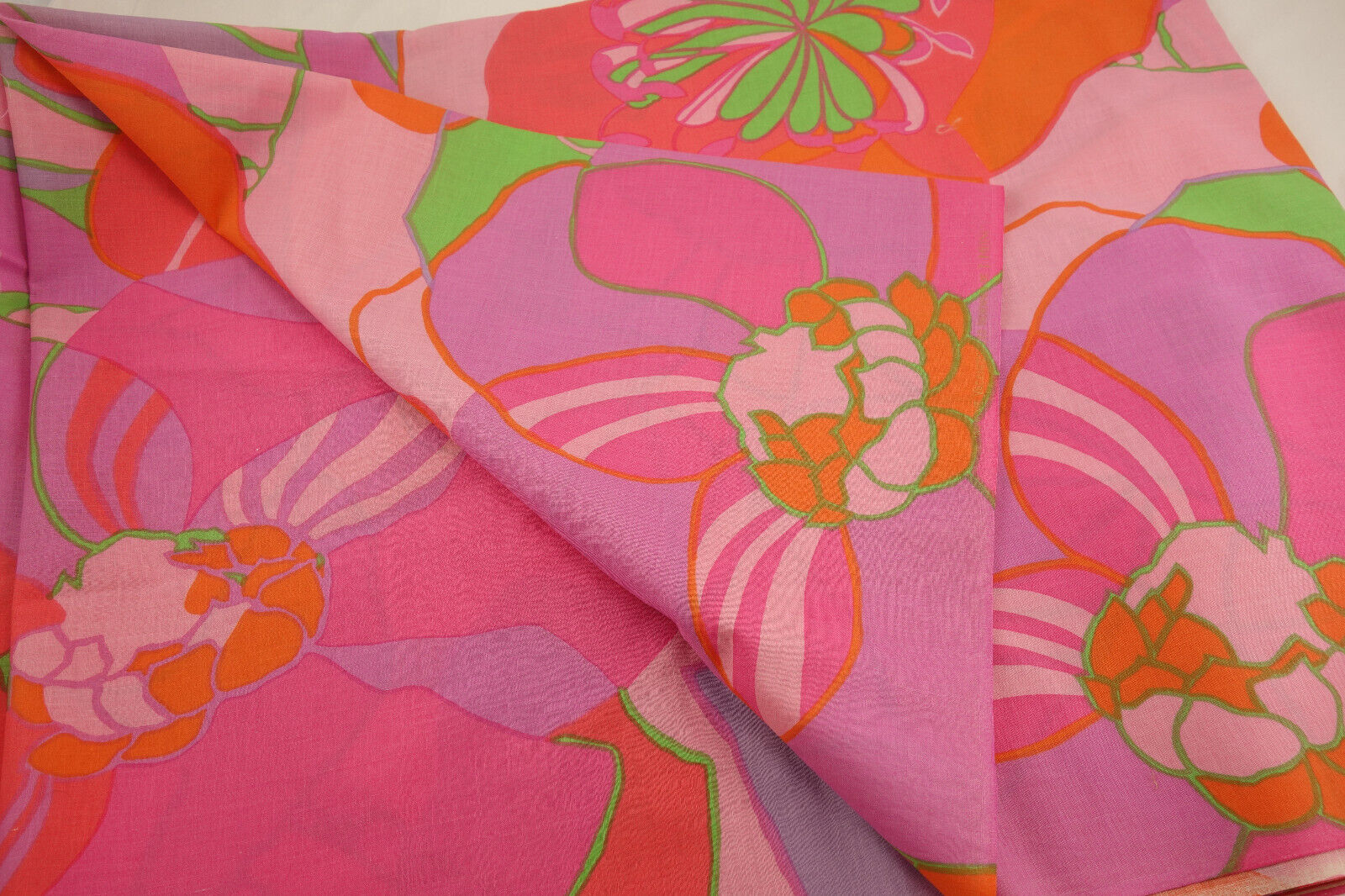 Vintage Floral Cotton Sewing Fabric Retro Mod Flower Power 38\