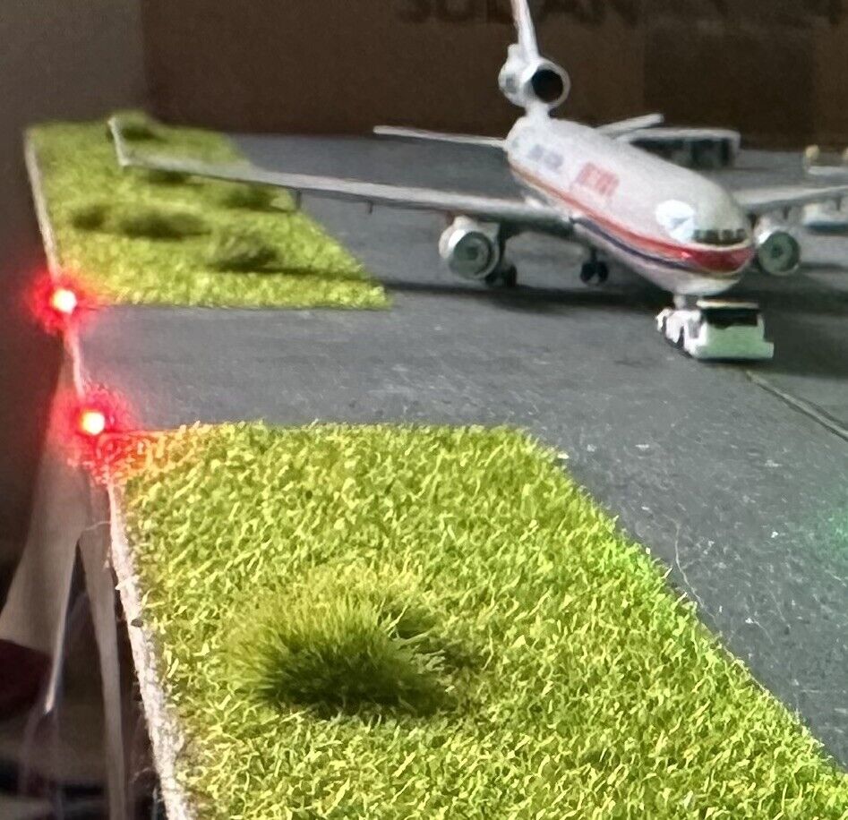 1/400 (x8) Model Airport Taxiway lights (Red) Battery Operated ￼