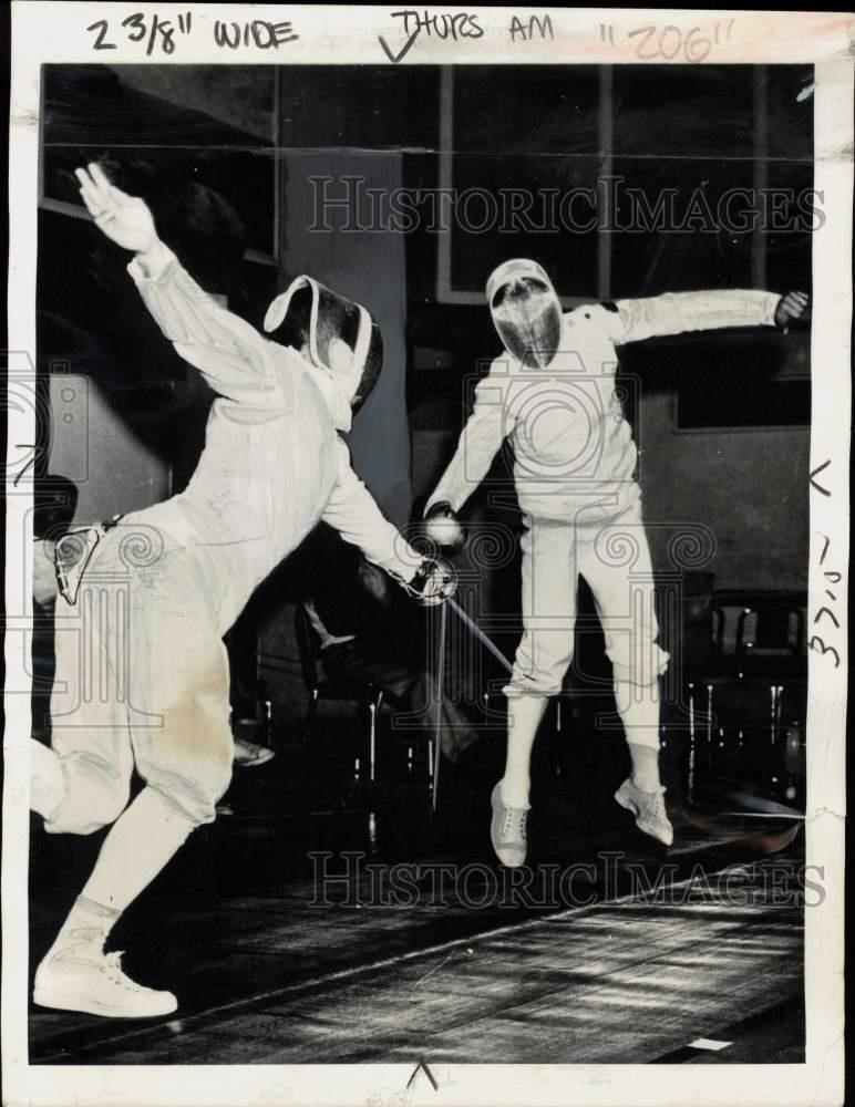 1956 Press Photo Brenno Vignoli & David Miller at fencing match, San Antonio, TX