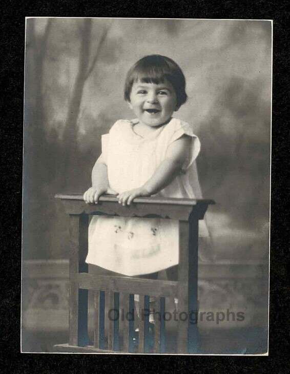 STUDIO PIC HAPPY BABY ON CHAIR MISTY FOREST OLD/VINTAGE PHOTO SNAPSHOT- K826