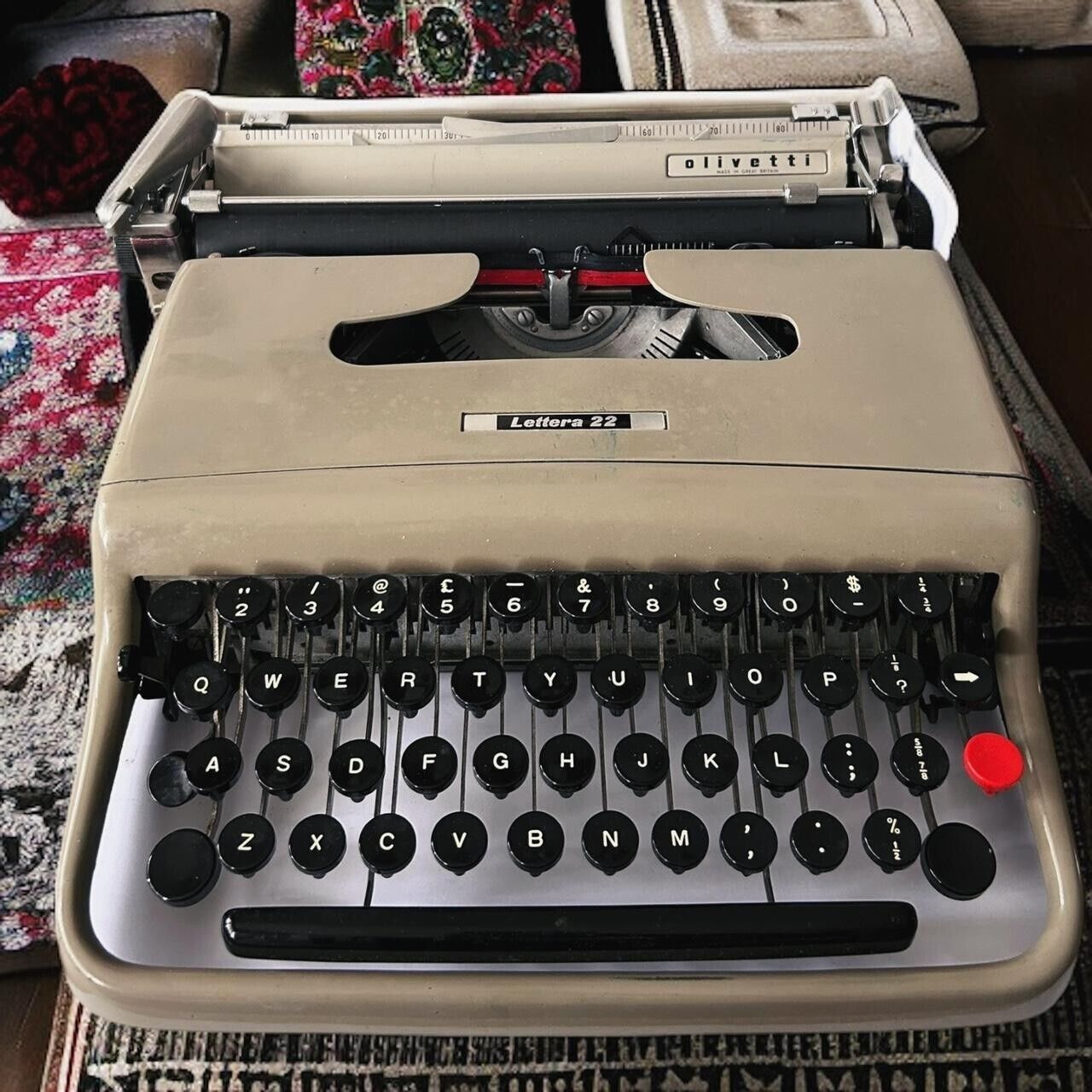 Vintage 1970s Olivetti Lettera 22 Typewriter
