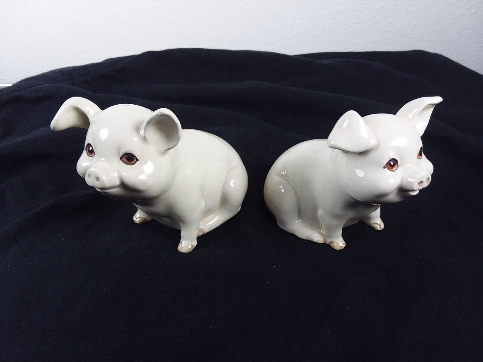 Cute Funny Vintage Pigs  Salt and Pepper Shakers Quon Japan