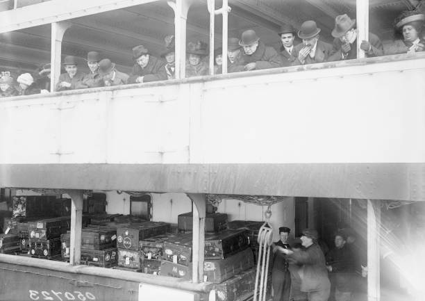 Porters Unloading The Luggage Cunard Liner Ss Mauretania 1913 Old Photo
