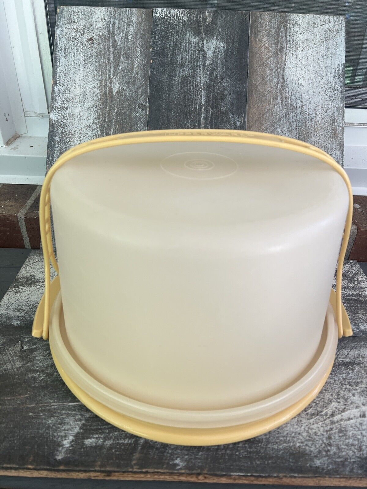 VINTAGE Tupperware Cake Taker Round 684-5 Harvest Gold Carrier With Lid & Handle