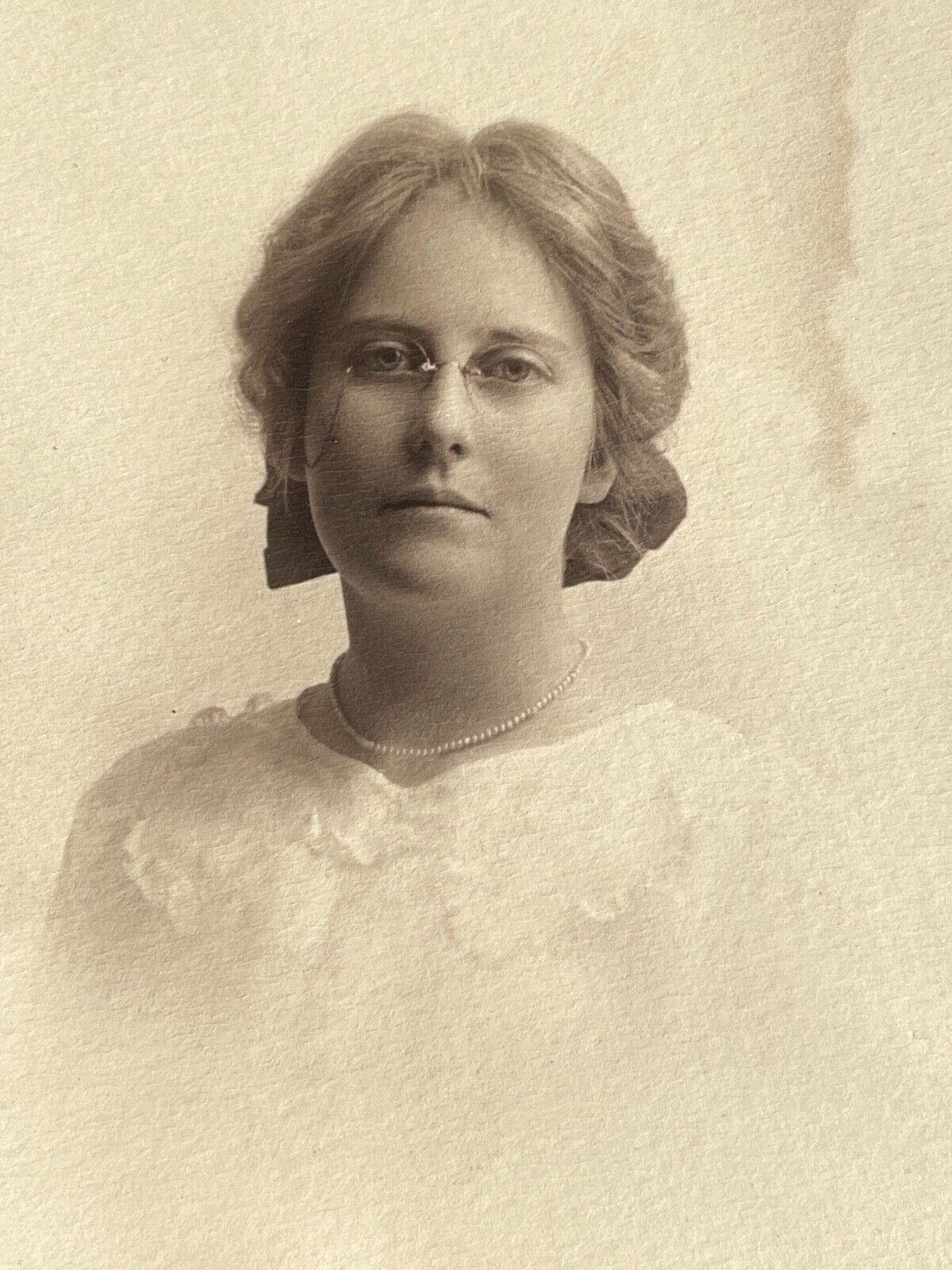 CG) Pretty Cute Woman Glasses Artistic White Dress Pearl Necklace NY Vassar 1915