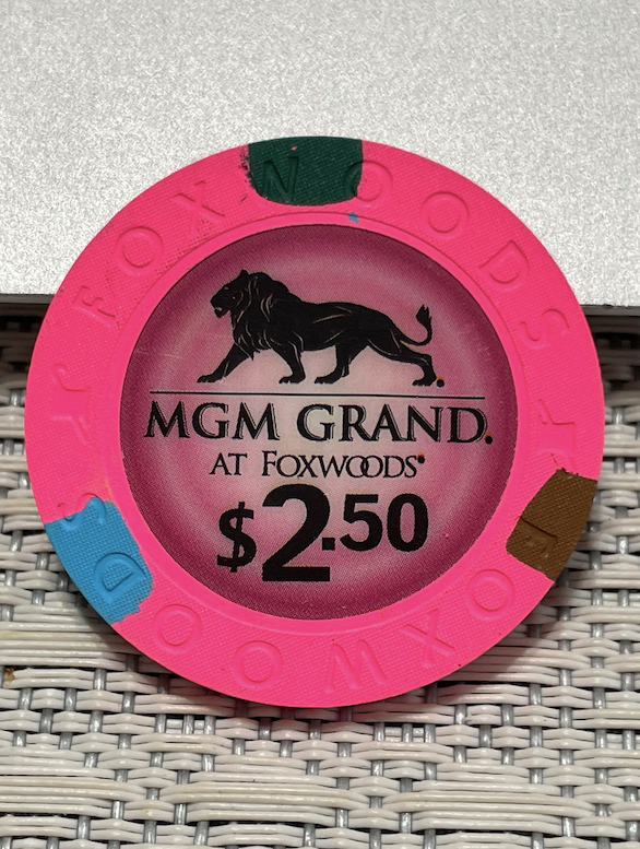 (UNCIRCULATED) $2.50 MGM AT FOXWOODS CASINO CHIP POKER CHIP GAMBLING TOKEN