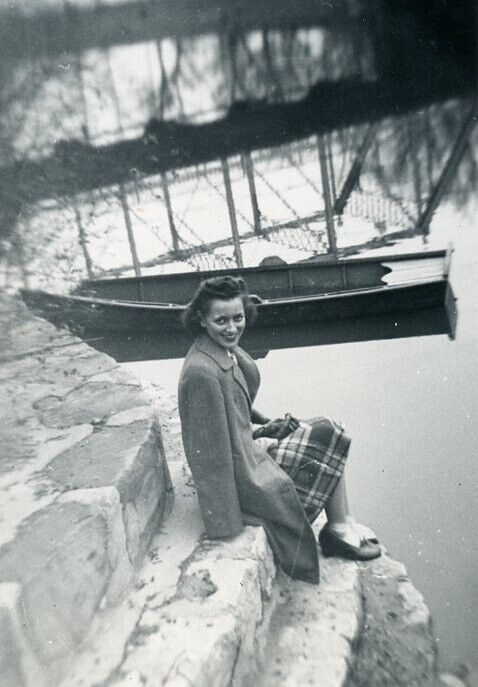 Y901 Original Vintage Photo WOMAN SITTING BY BOAT c 1940\'s