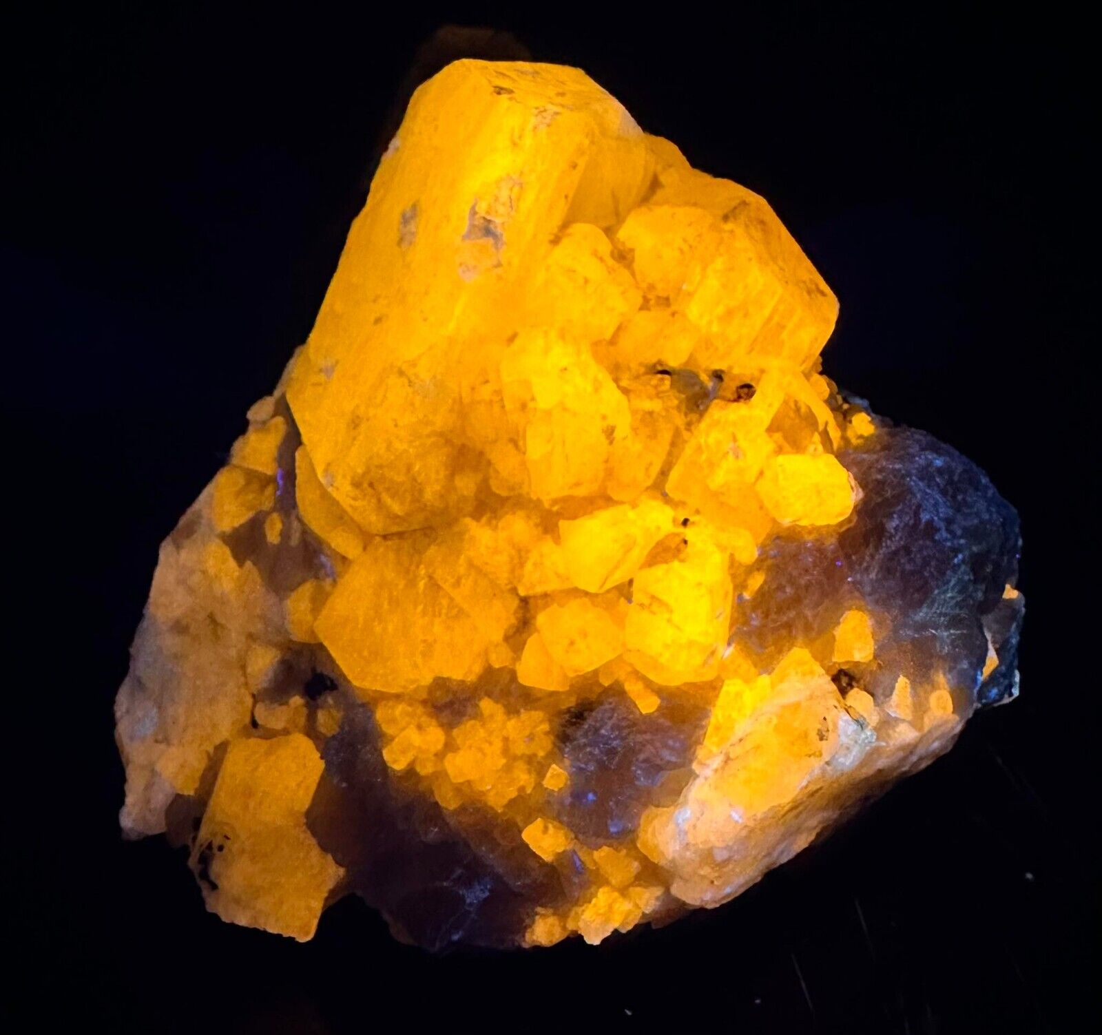 769 Gr. Fluorescent Phosphorescent Full terminated Wernerite Crystals Bunch, Mtr
