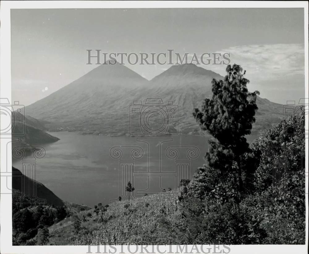 1958 Press Photo Guatemala\'s Lake Atitlan ringed with volcanoes. - hpx12022