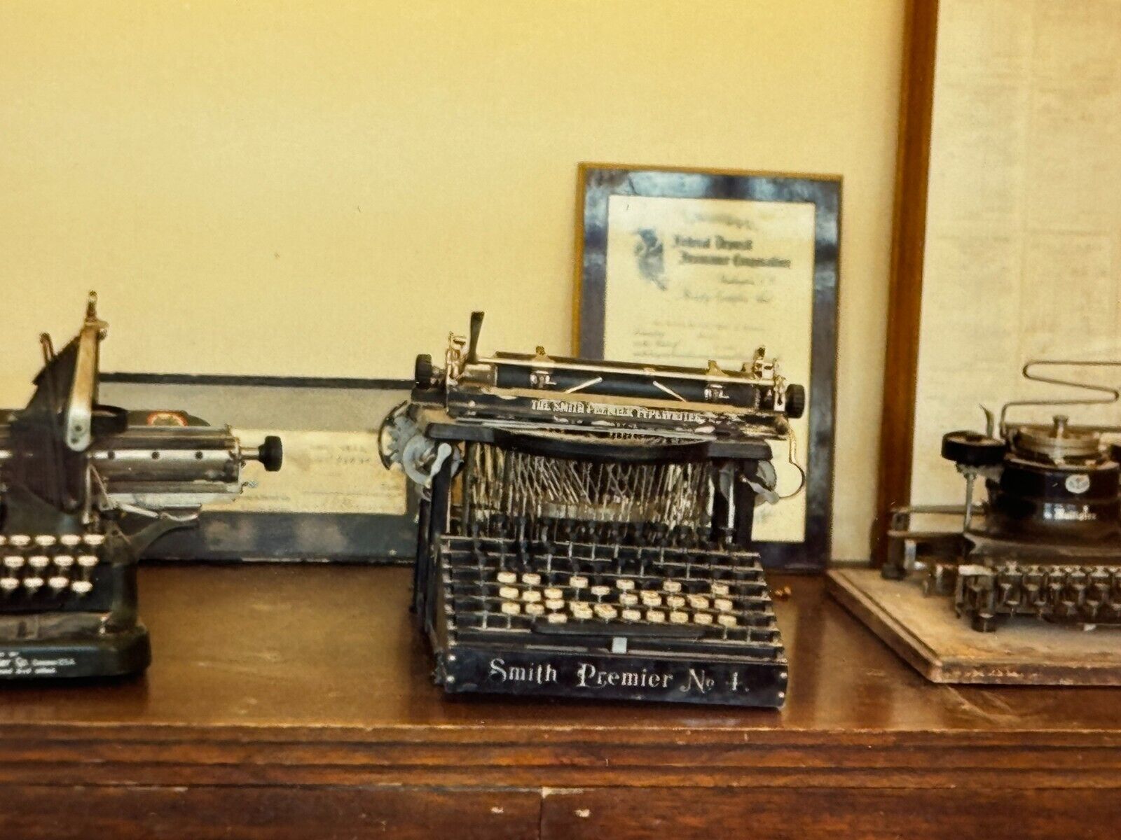 2E Photograph Of Old Antique Typewriters On Display Smith Premier No. 1