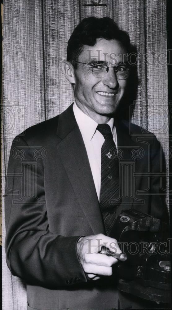 1957 Press Photo John Shaw, retiring superintendent, receives vise as gift.