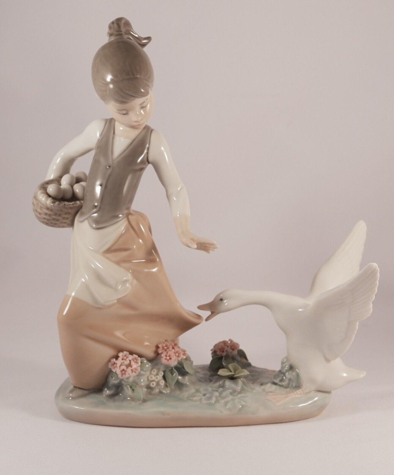 Lladro Figurine Aggressive Duck- Girl with Eggs in Basket chased by Duck # 1288