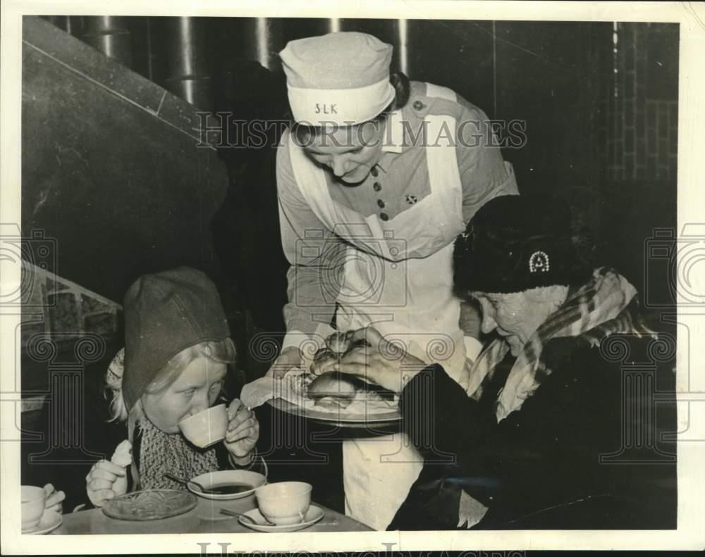 1940 Press Photo refugees are fed by a member of Lotta Svard at Tornea, Finland