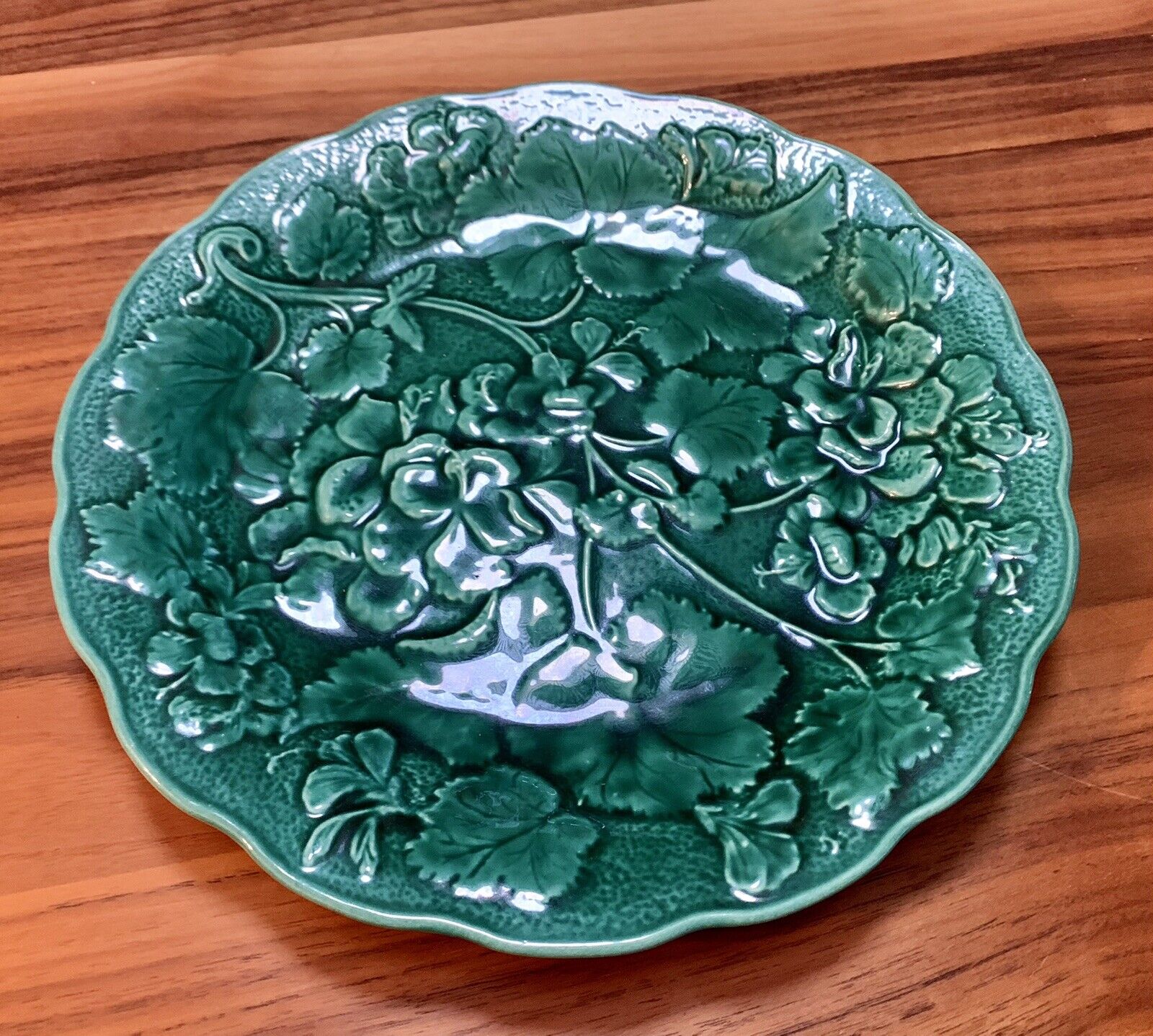 2 Dick Knox 1940s Vintage California Pottery Green Leaf Majolica 8.25 Plates