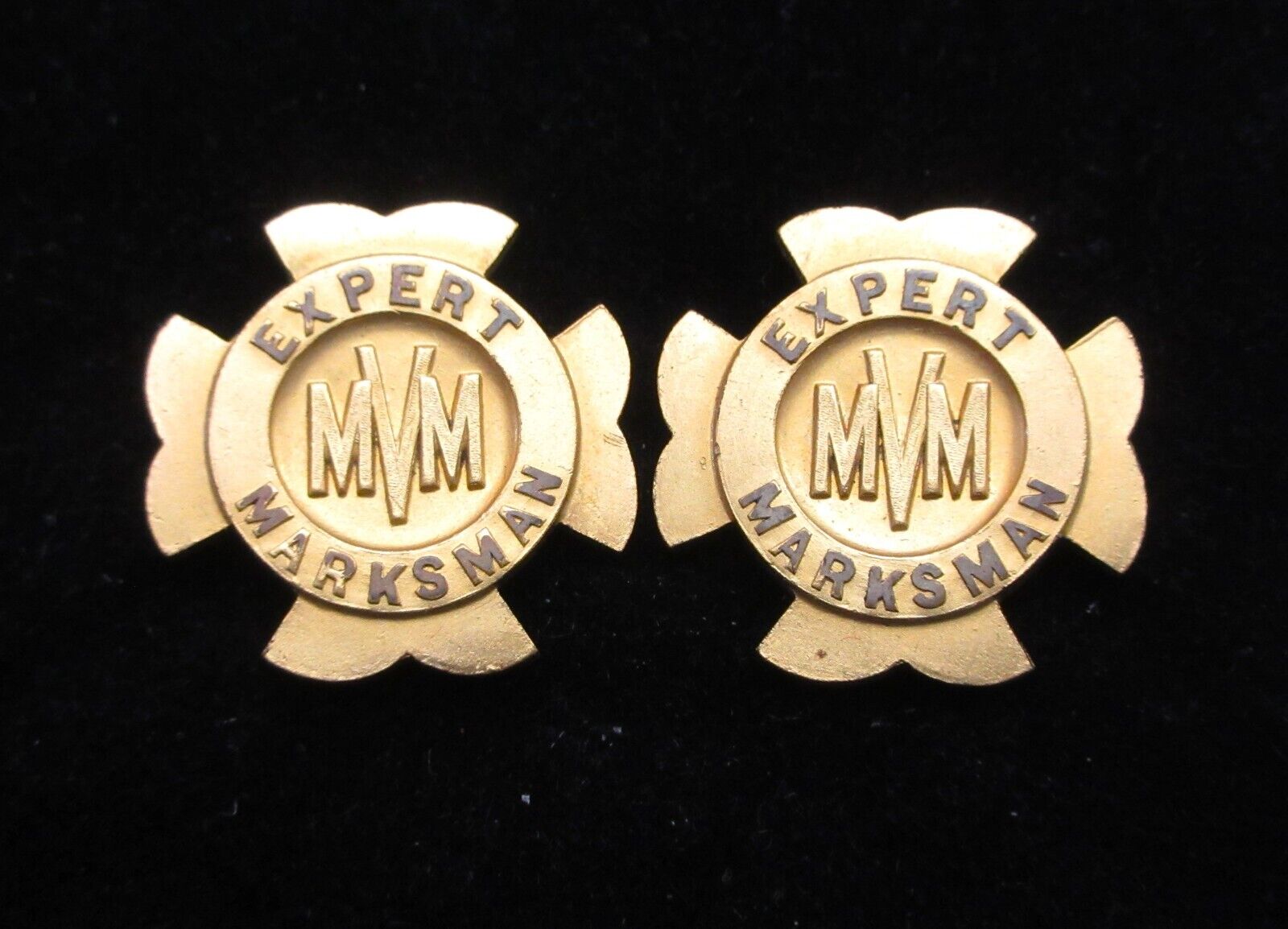 M.V.M. Circa 1905 Gilt Expert Marksman Collar Buttons
