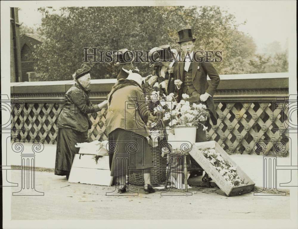 1928 Press Photo Eton College boys buy carnations for the \