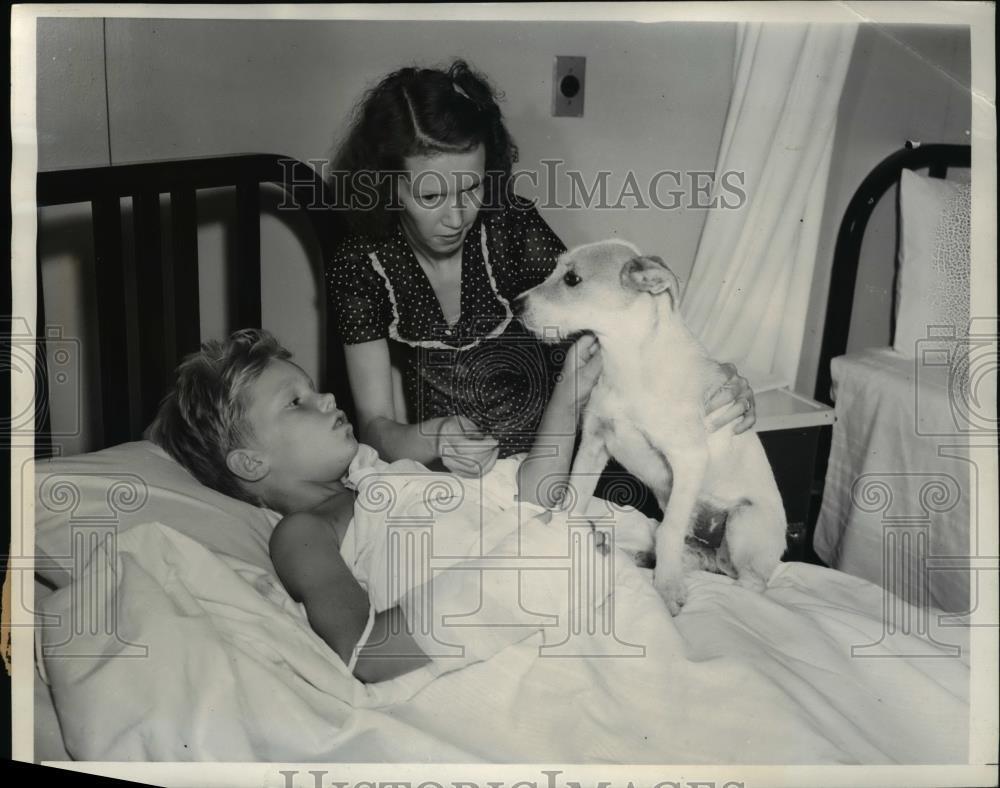 1939 Press Photo Lee Cramer and his mother Mrs. Hazel French with Butchie