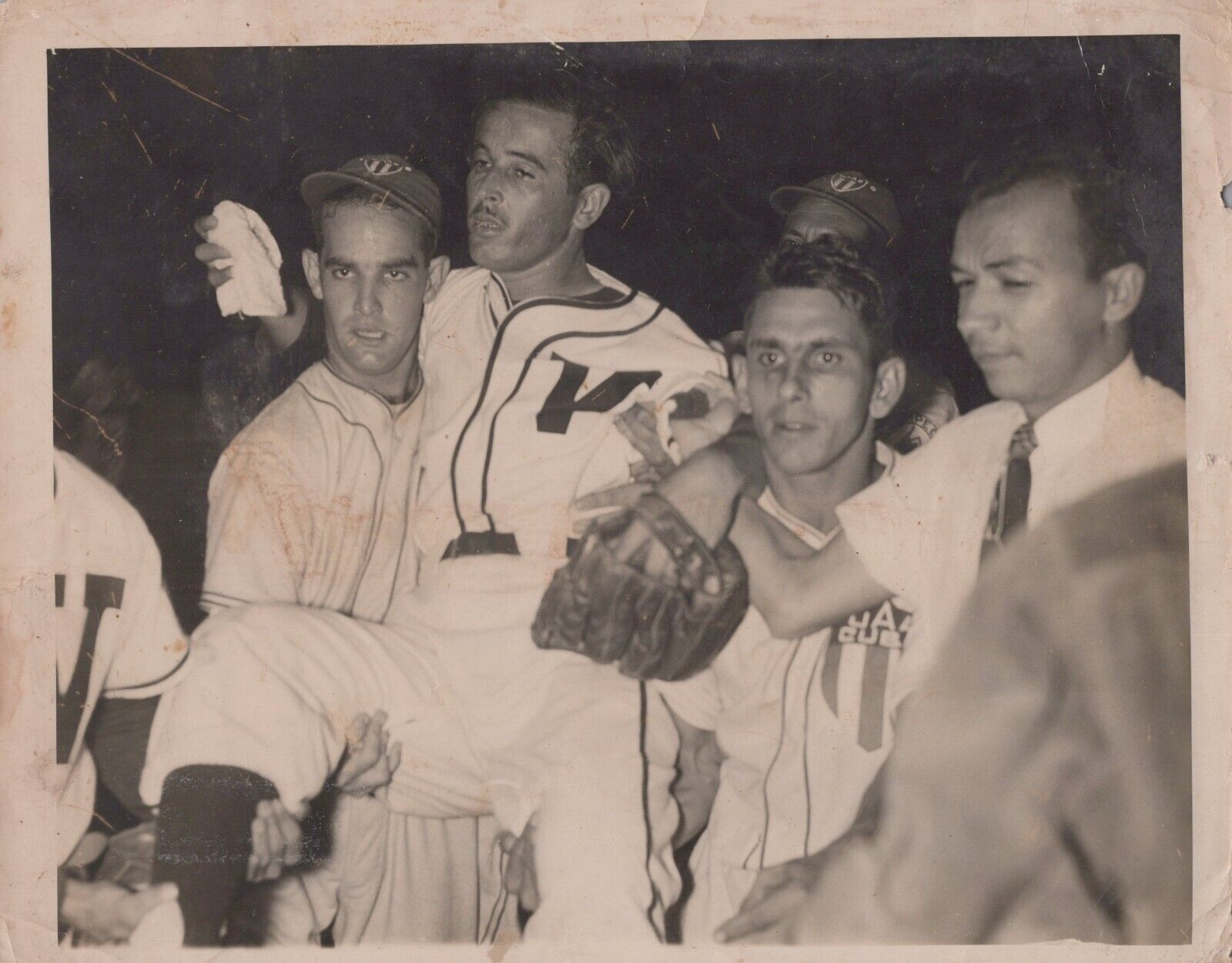 CUBAN BASEBALL PLAYERS GARCIA & SUAREZ WORLD CUP CARACAS 1953 PRESS Photo Y 409