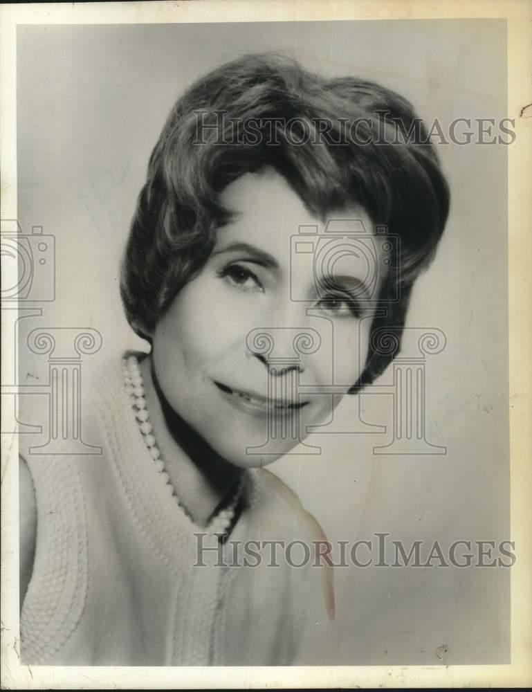 1967 Press Photo Adele Simpson, Designer of Women\'s Fashion - tup26728