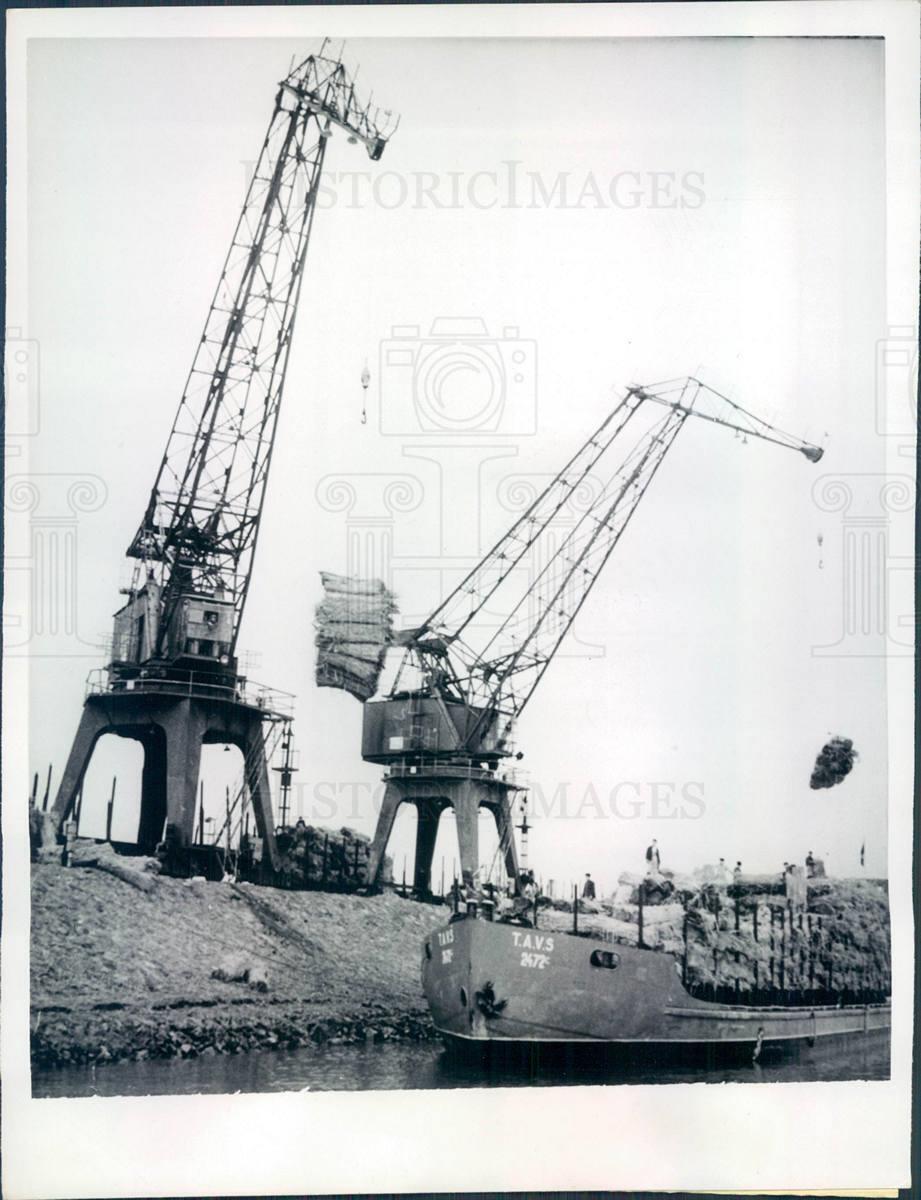 1962 Press Photo Braila Romania Cranes Throw Bundles of Reed Into Barges
